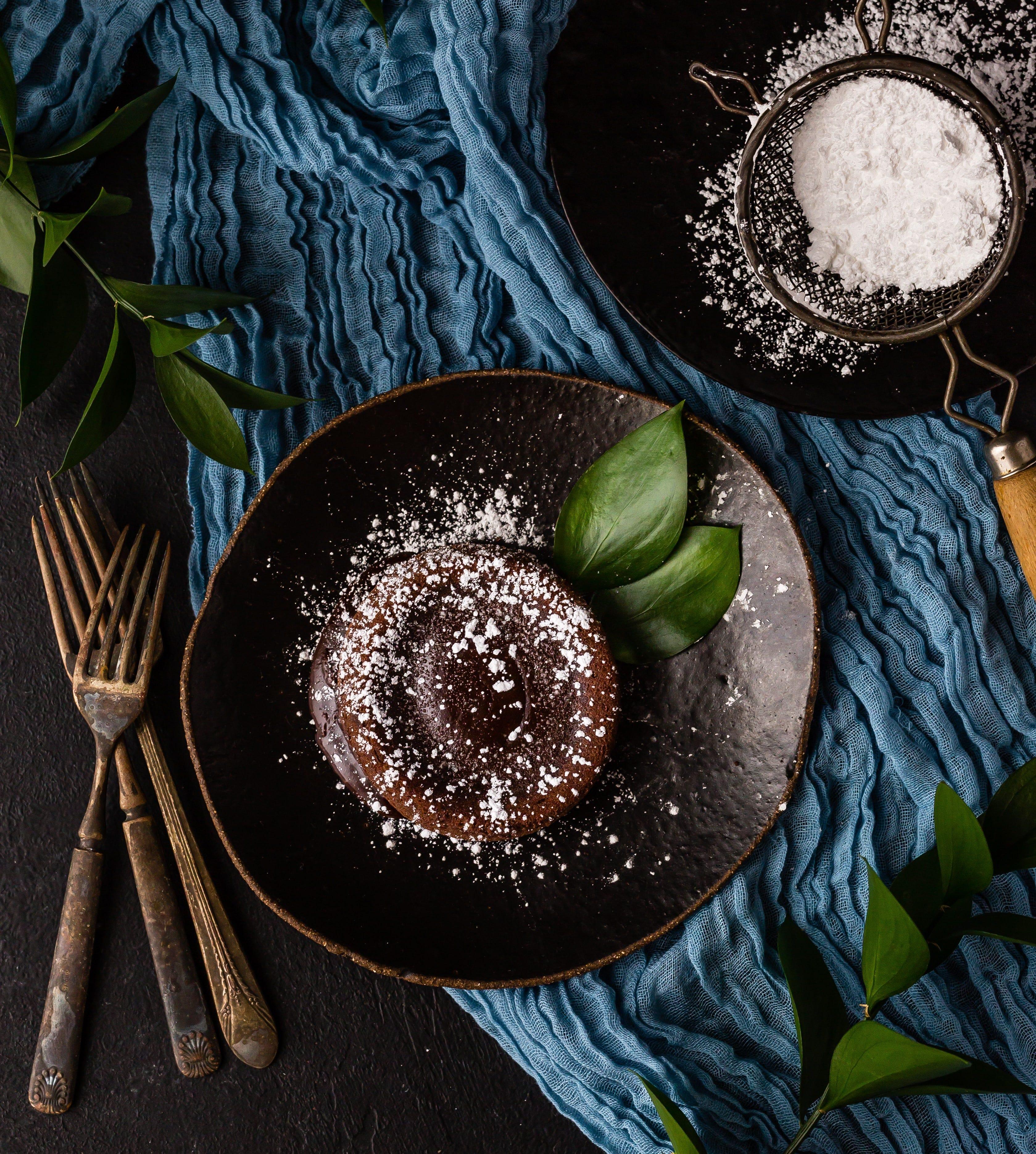 Histoire de la caprese, le gâteau qui est comme la mer la nuit : noir et calme