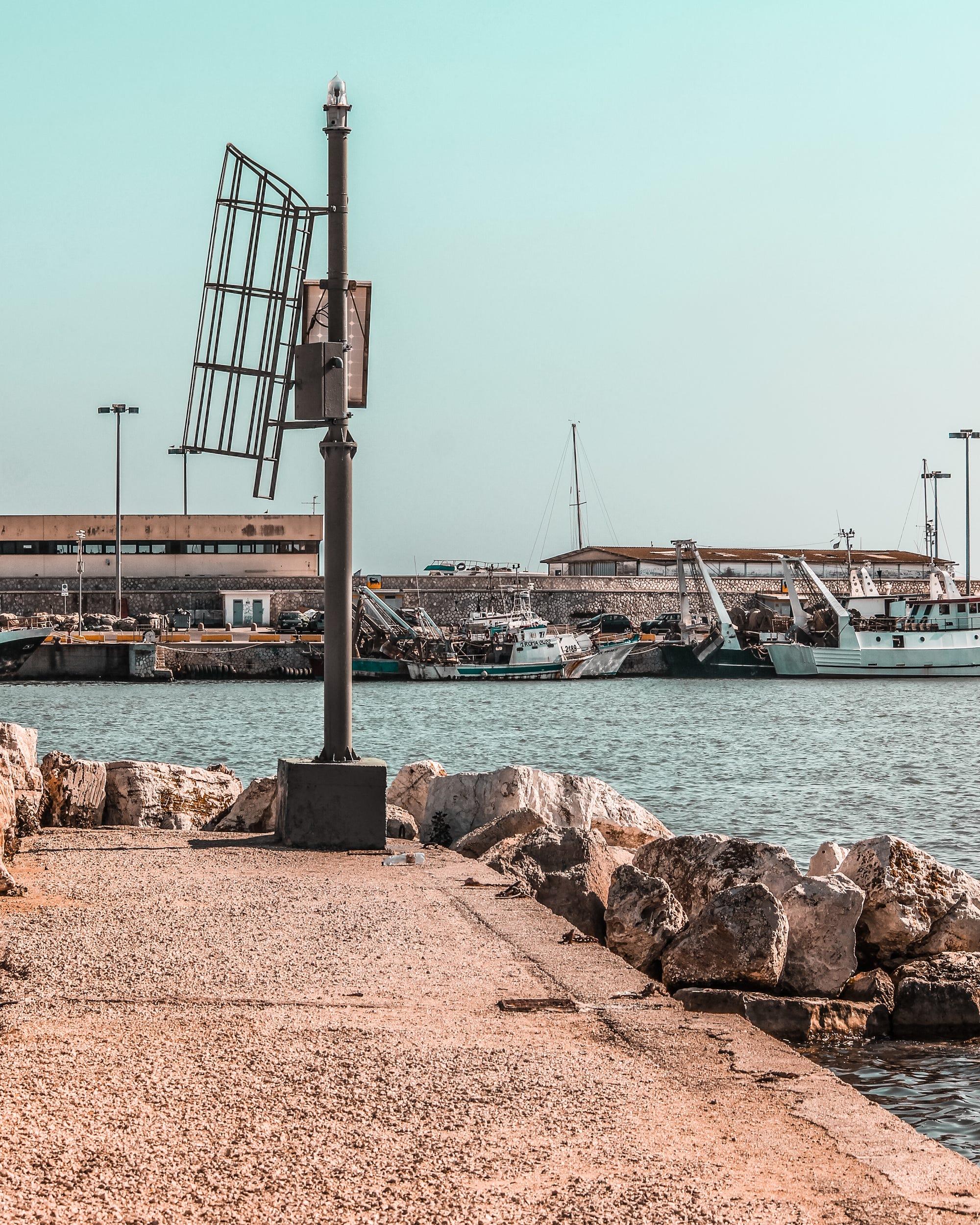 Les weekends à Anzio, où les romains veulent aller << à la plage >> et non << dans la plage >>