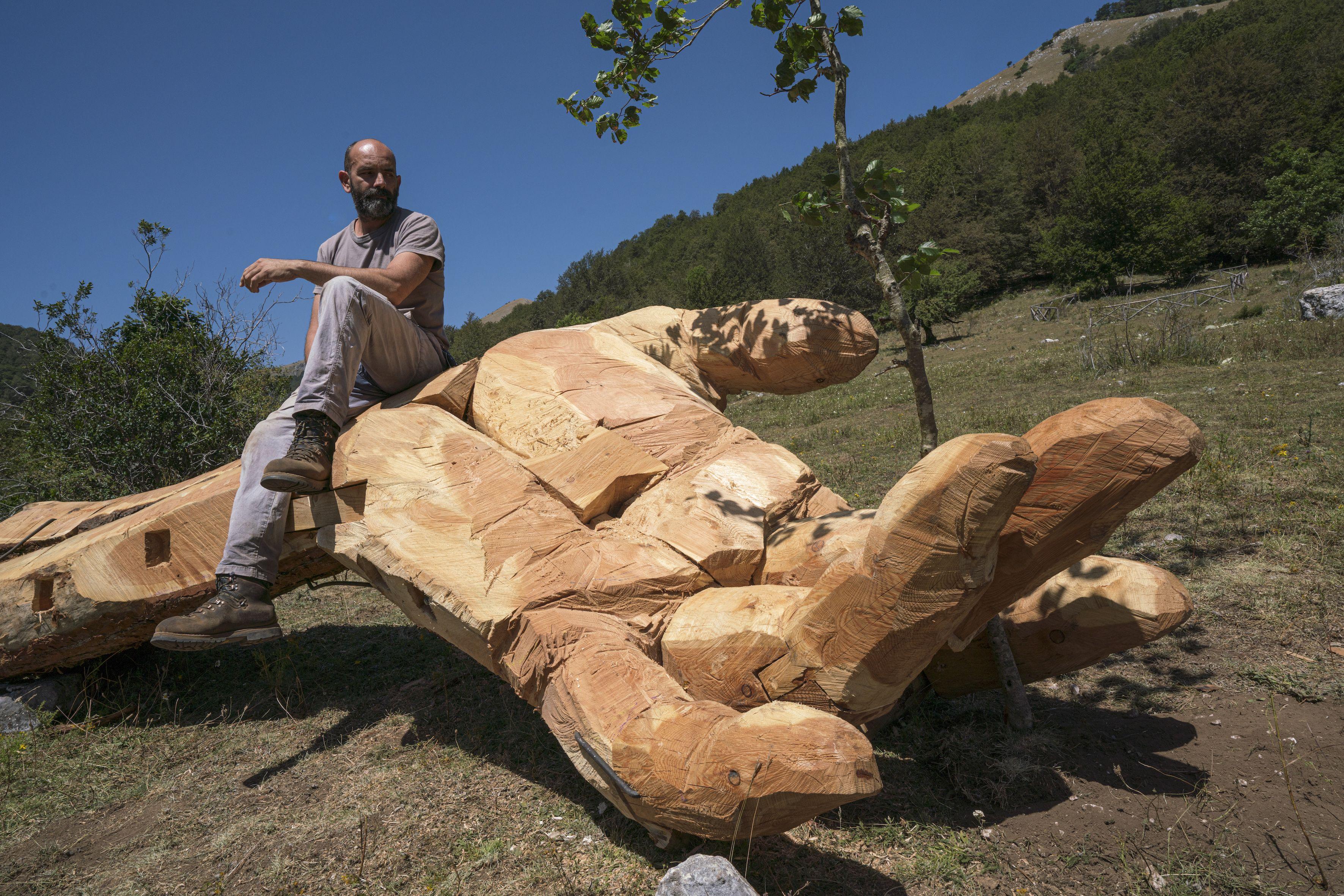 La main géante à voir dans l'un des plus beaux parcs d'Italie, en Abruzzes
