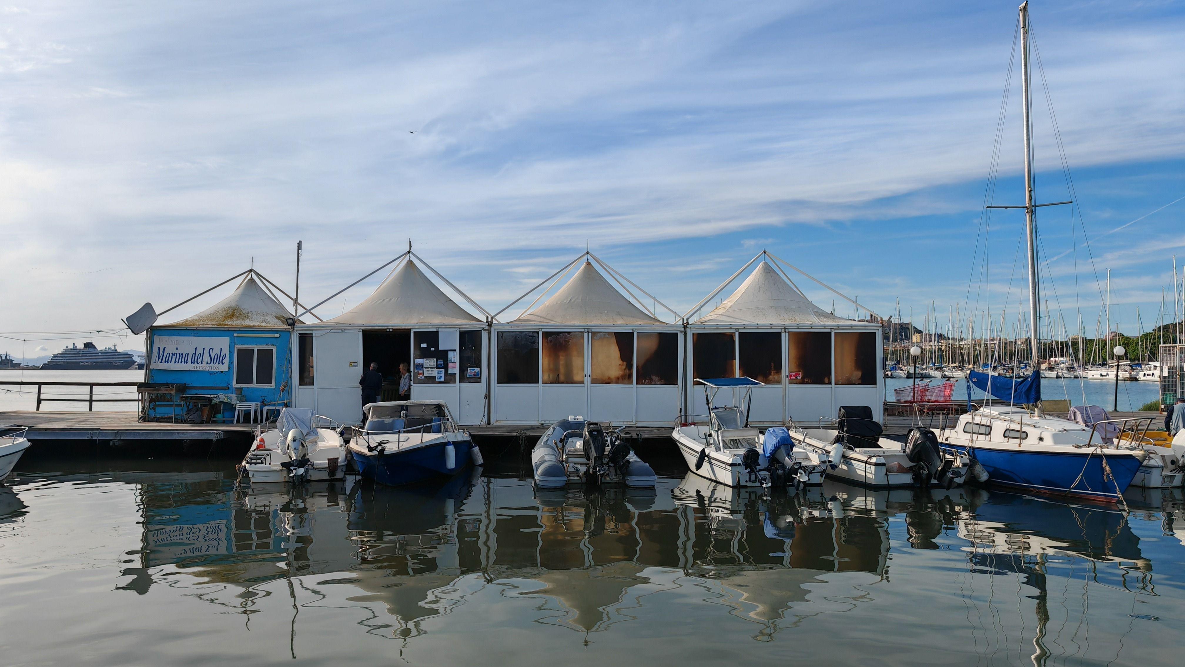 Vivre dans les barques de la Marina del Sole de Cagliari est un rêve possible