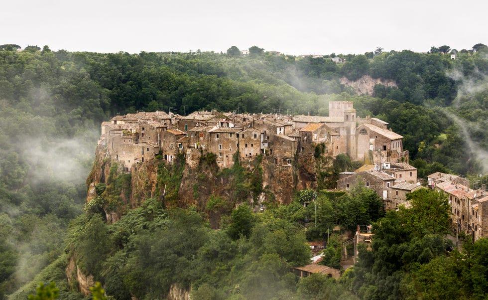 Vue de Calcata après la pluie dans le Lazio, Italie