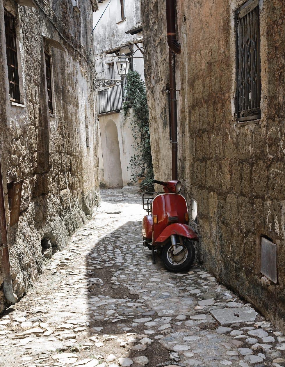 Passage. Calcata. Lazio. Italie.
