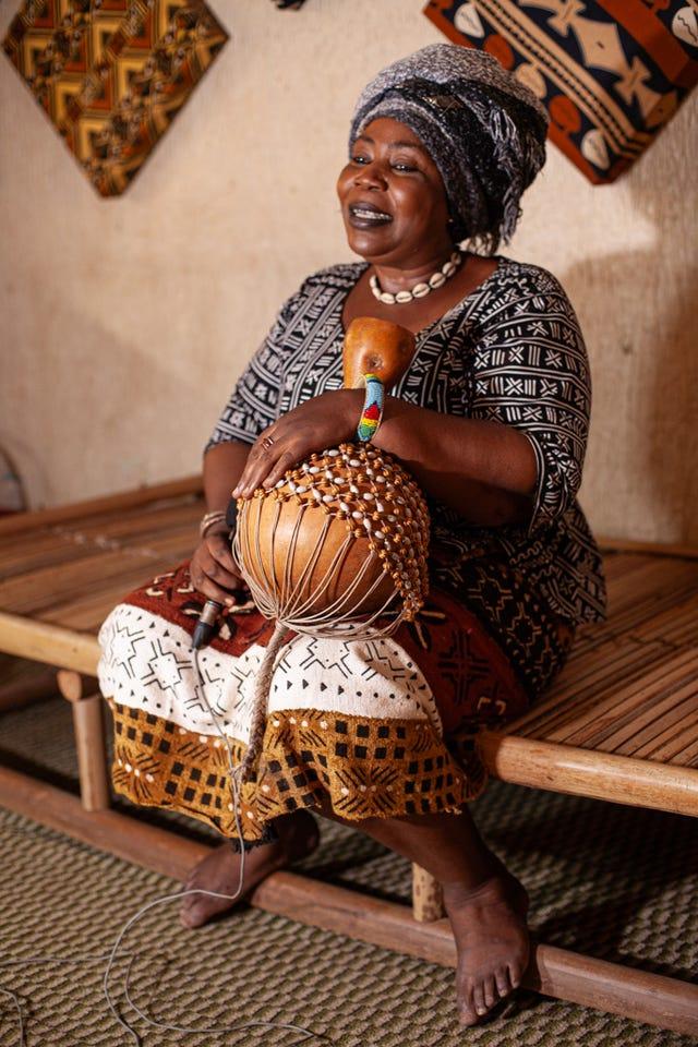 personne jouant d'un instrument de musique africain traditionnel