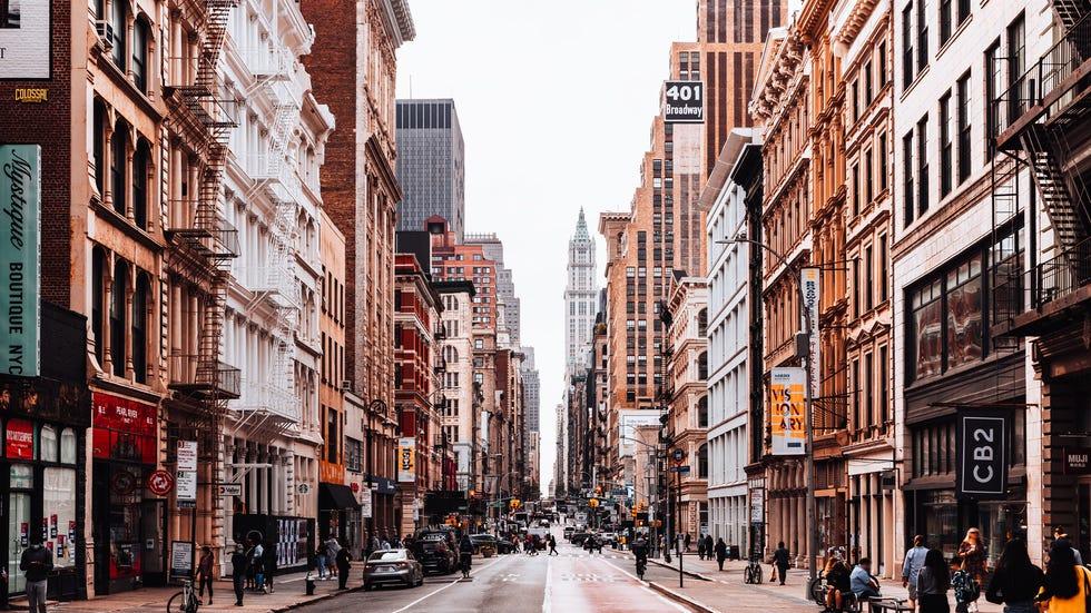 rue Broadway à travers le district commercial de Soho, new york, usa