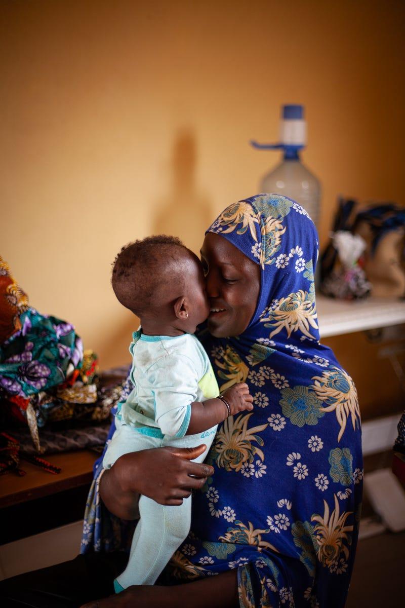 une personne tenant un bébé
