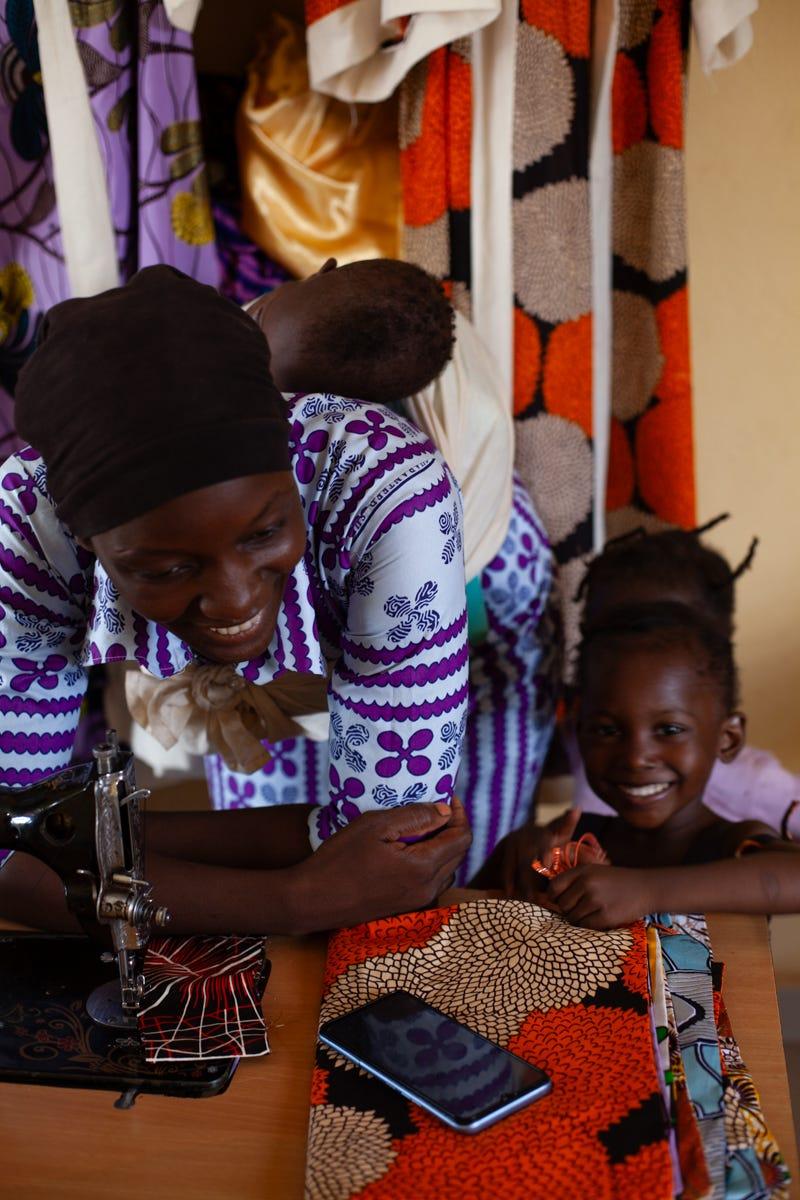 une personne et un enfant regardant un téléphone portable