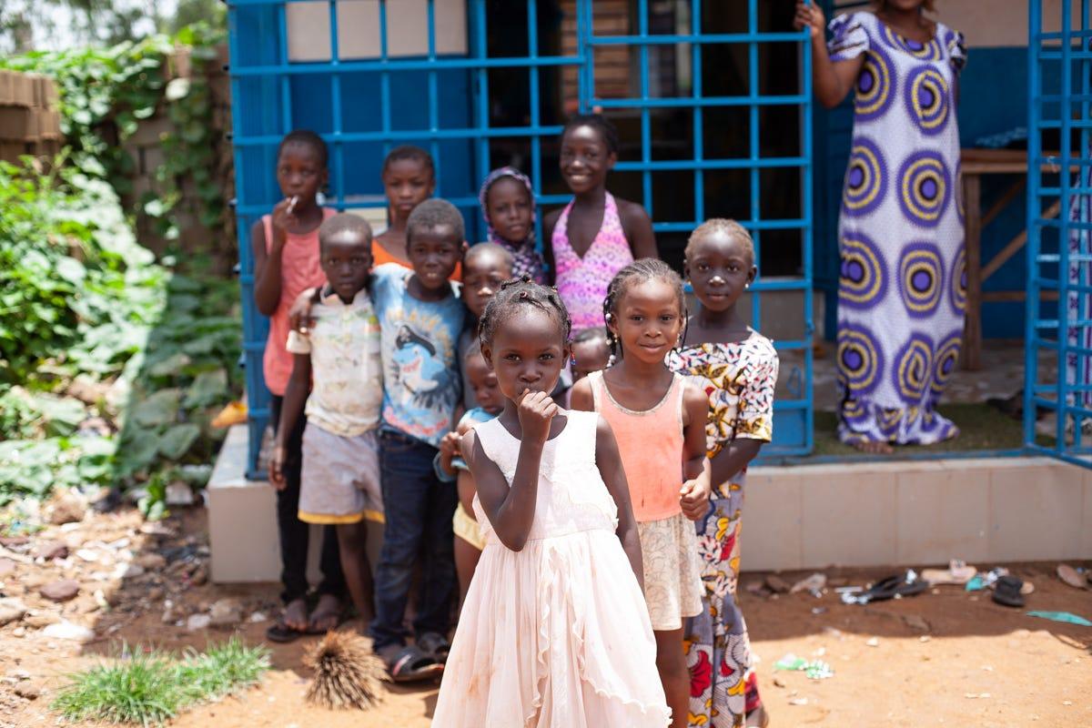 un groupe d'enfants posant pour une photo