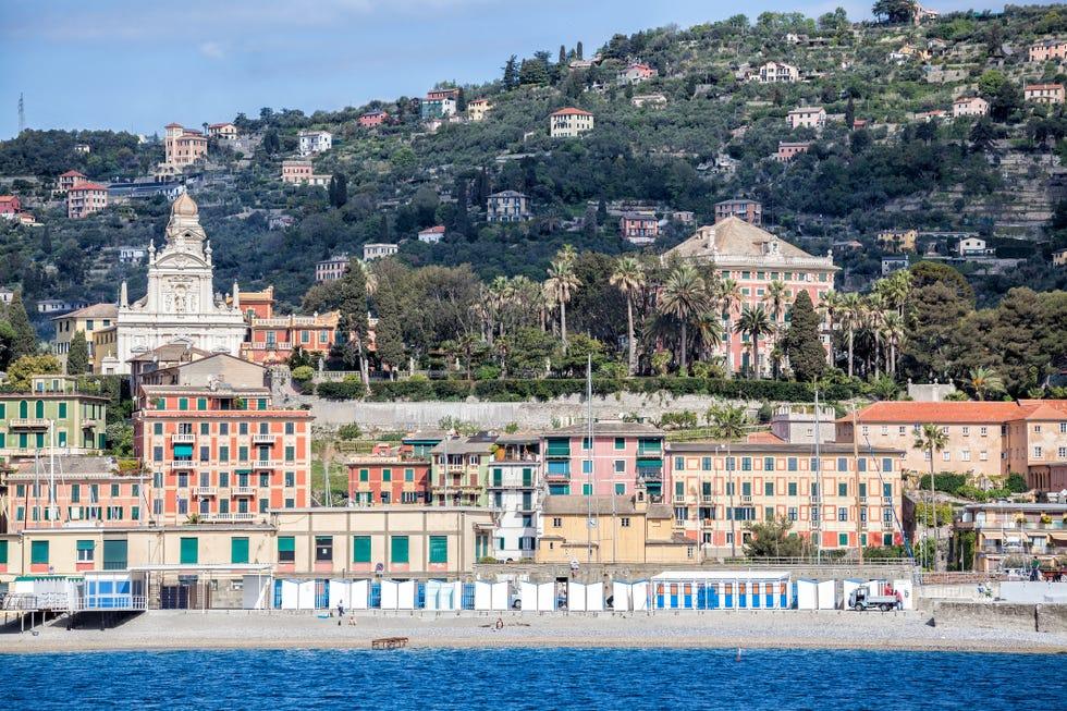 plage de Santa Margherita Ligure avec des maisons multicolores, des palmiers et des arbres 04182017