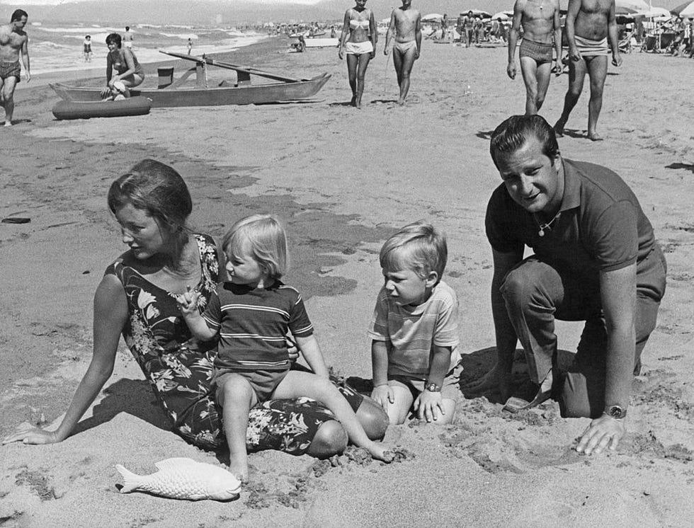 le prince albert de belgique, plus tard roi albert ii de belgique, et la princesse paola de belgique, plus tard reine paola de belgique, avec leurs enfants, la princesse astrid de belgique et le prince philippe de belgique à droite, profitant de vacances en famille sur la plage à forte dei marmi, italie, 16 août 1964 photo par keystonehulton archivegetty images
