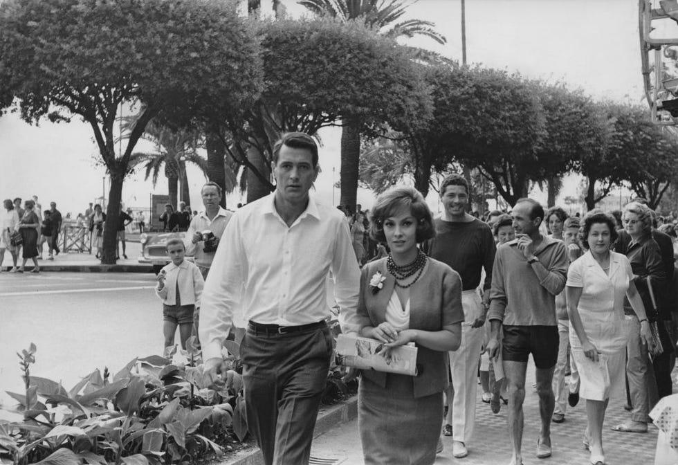 les acteurs rock hudson et gina lollobrigida se promenant à santa margherita ligure, près de genoa en italie, pendant le tournage de come september, septembre 1960 photo par keystone featureshulton archivegetty images