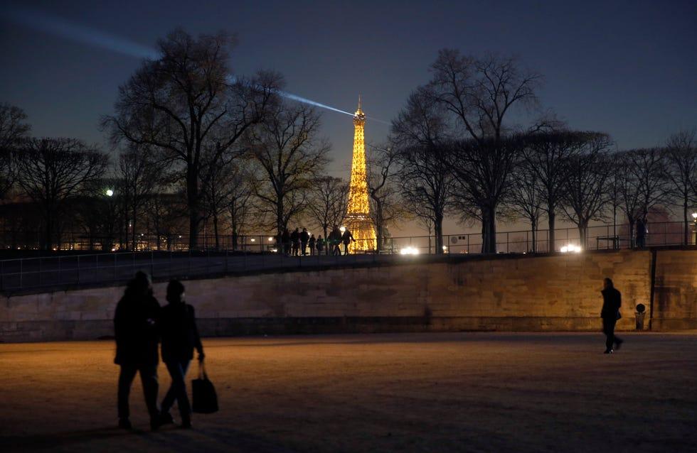 paris de nuit illustration