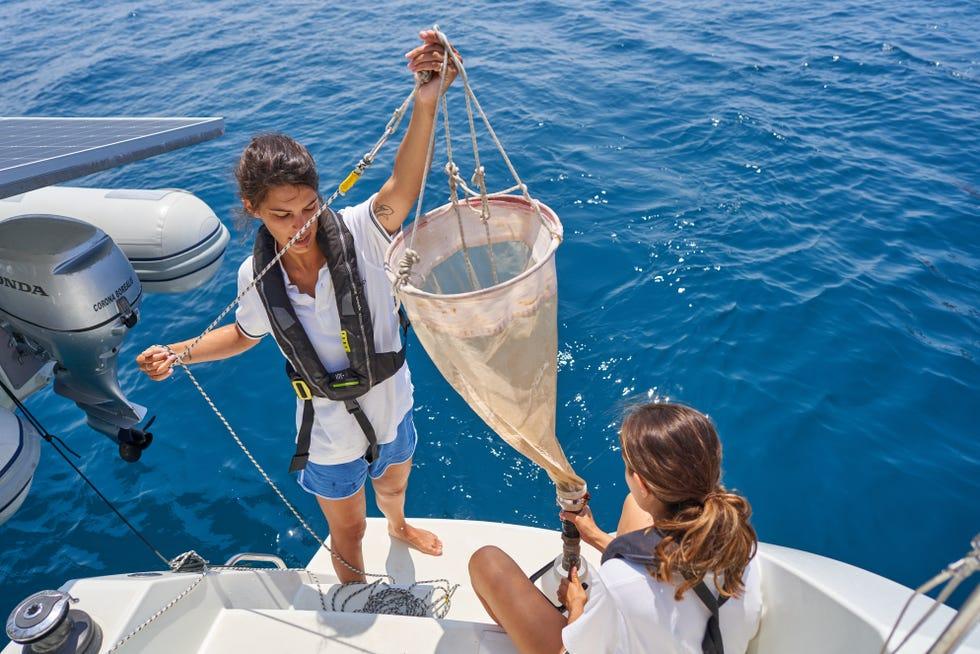 un prélèvement de plancton pour le projet mer du centre de voile Caprera et de One Ocean Foundation