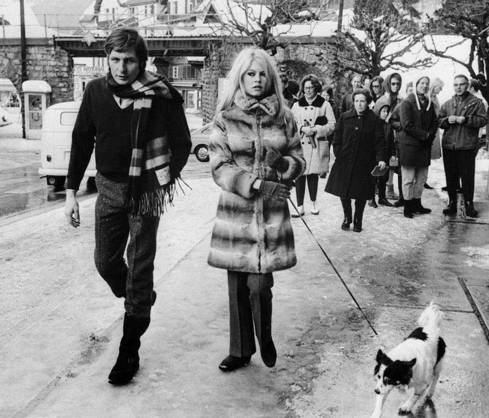 Brigitte Bardot et son mari promènent leur chien