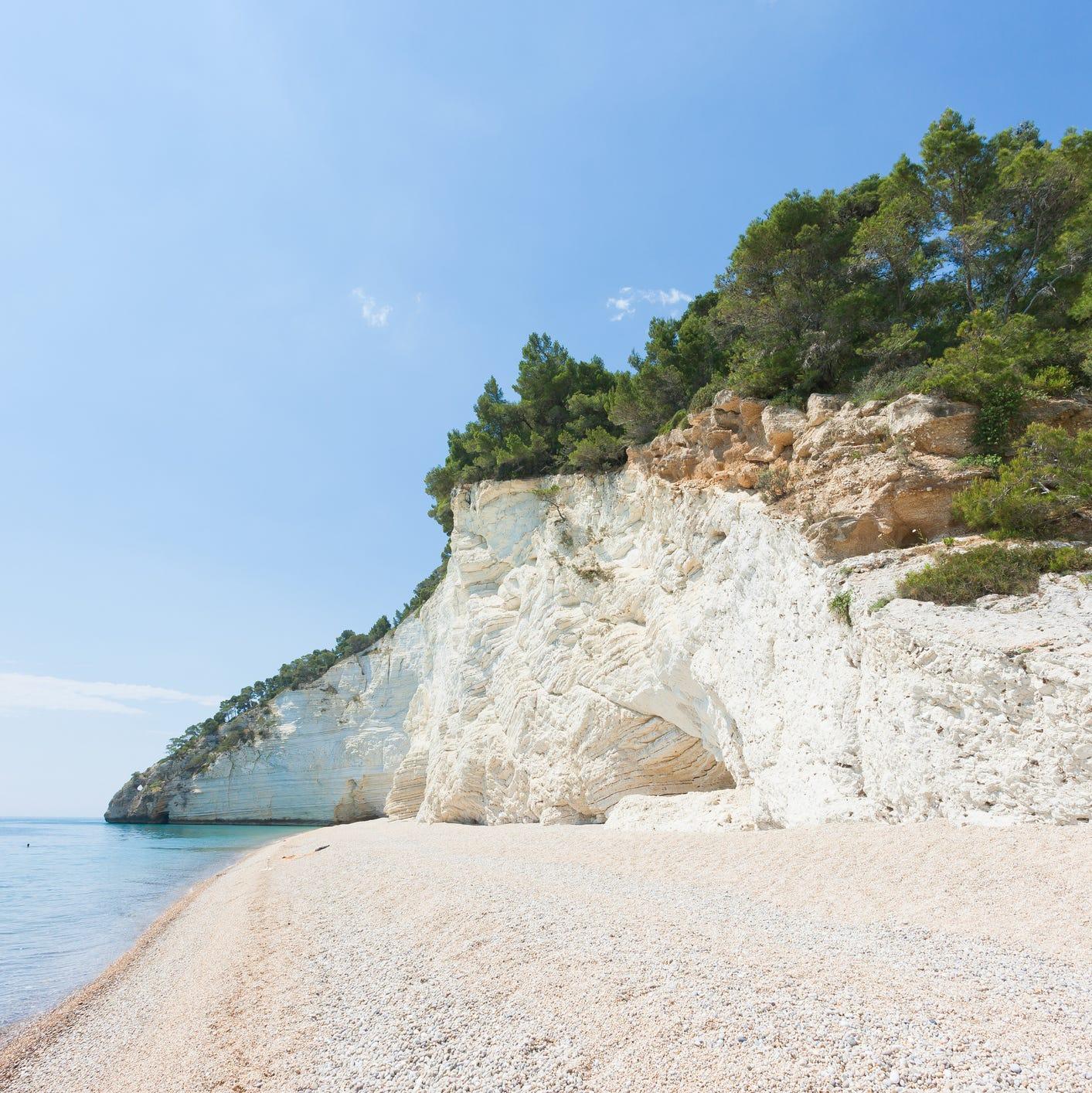 vignanotica, apulie à la plage de galets de vignanotica