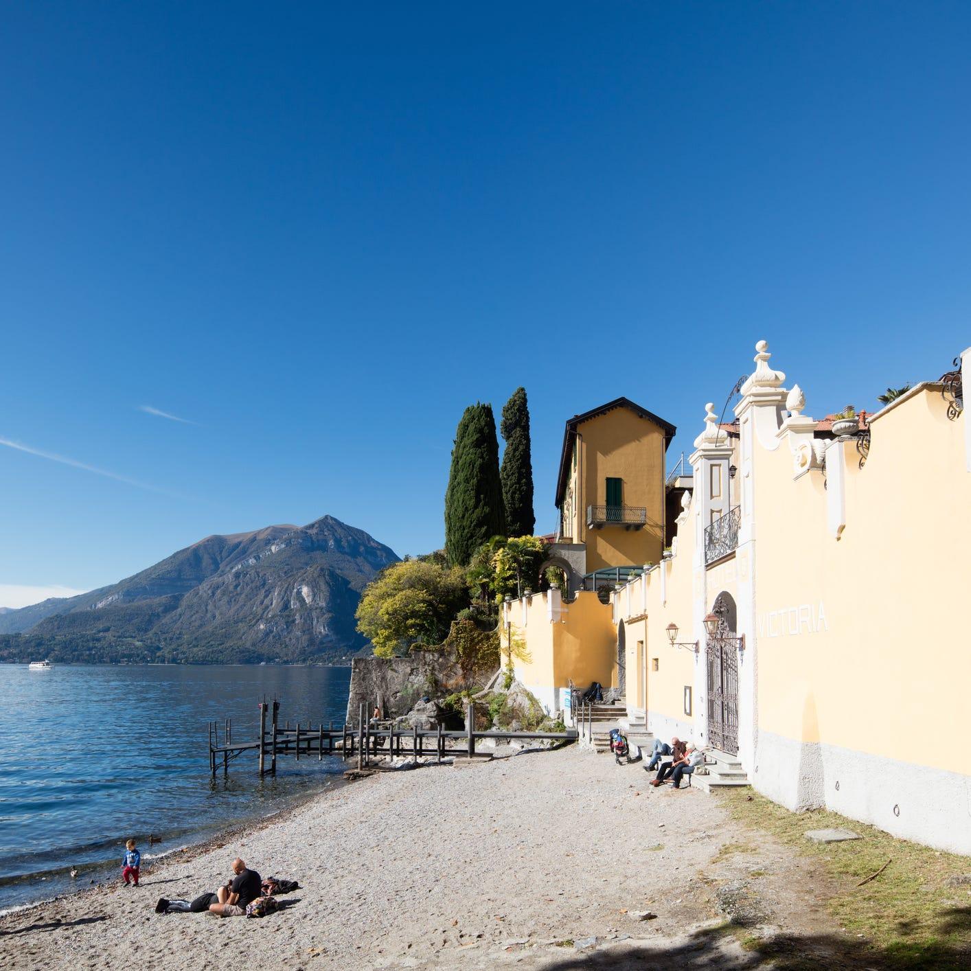 plage municipale sur les rives du lac de come, varenna, italie