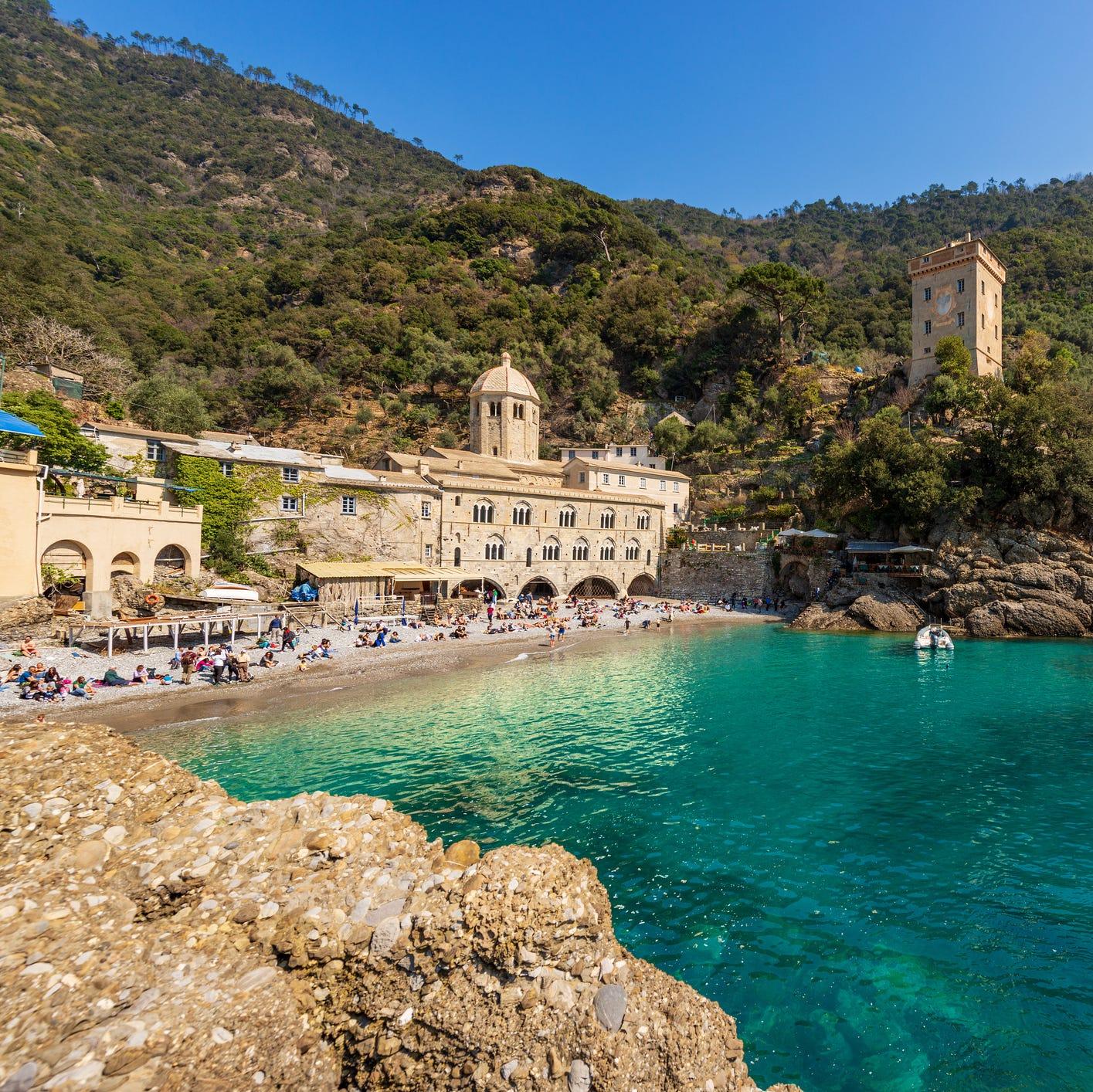 plage de san fruttuoso avec l'abbaye ancienne et la tour doria