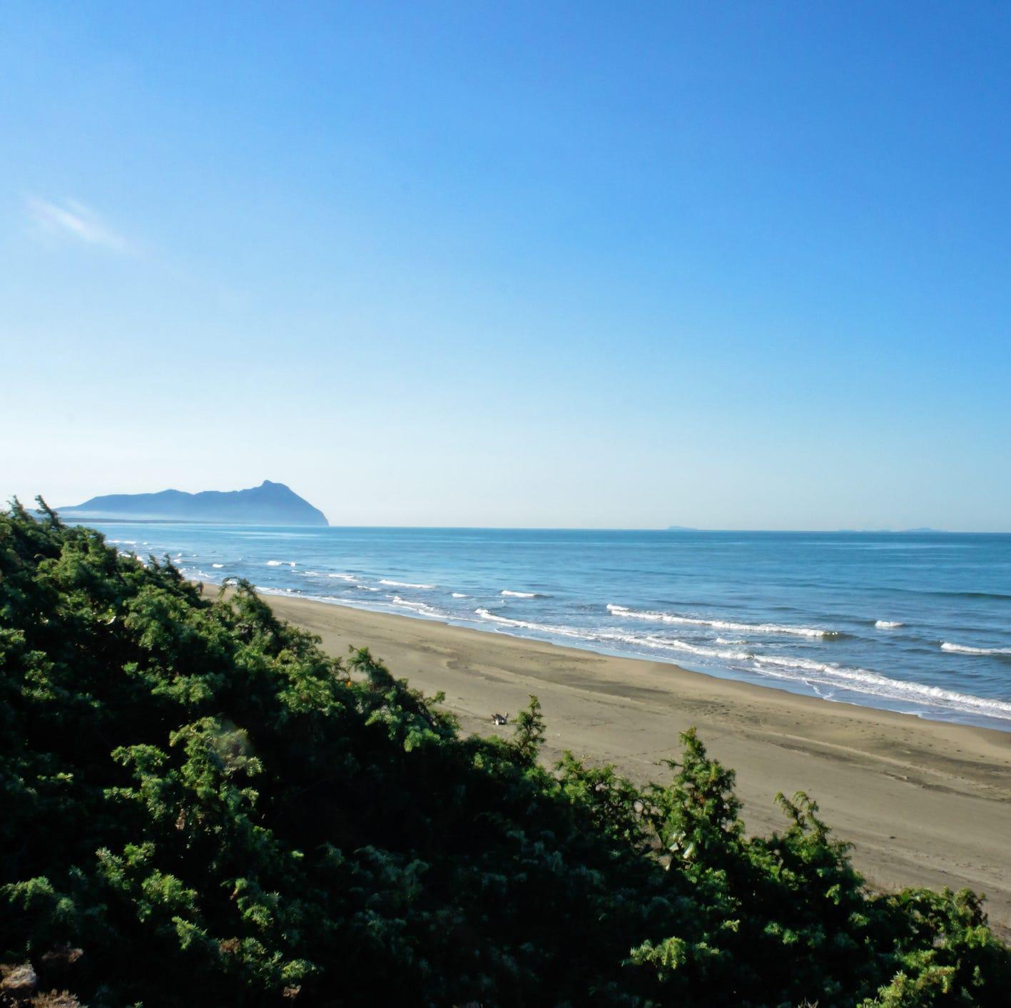 vue de la plage de sabaudia italie