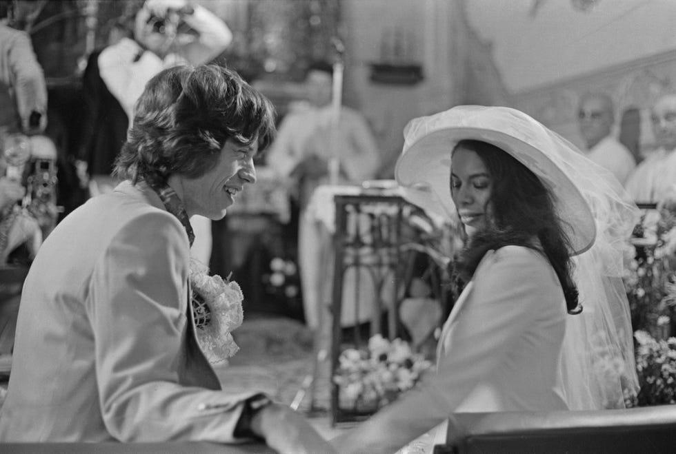 mick et bianca jagger à leur mariage à l'église de sainte anne, saint tropez, 12 mai 1971 photo de reg lancaster // daily express // hulton archive // getty images