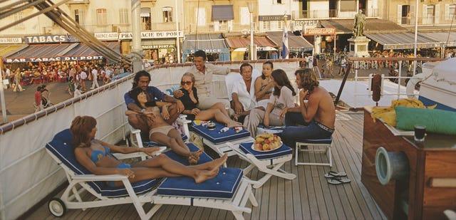 vacanciers sur le pont d'un yacht à Saint-Tropez, France, août 1971 photo de Slim Aarons // Getty Images