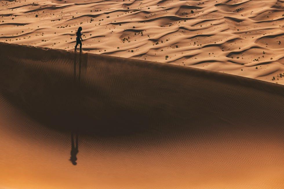 une personne marchant dans le sable