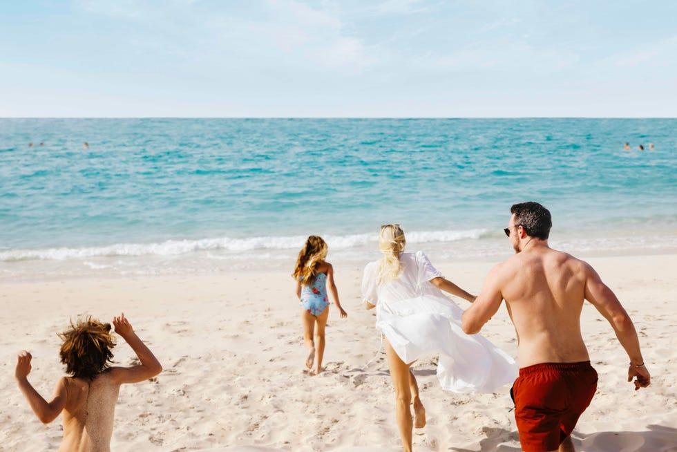 un groupe de personnes jouant sur une plage