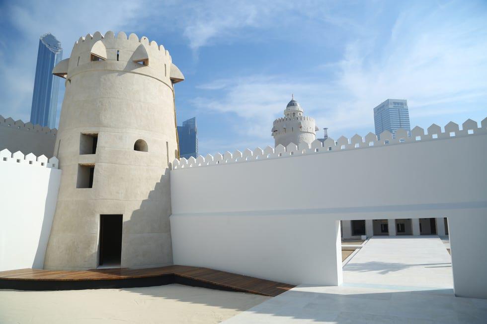 un bâtiment blanc avec une tour