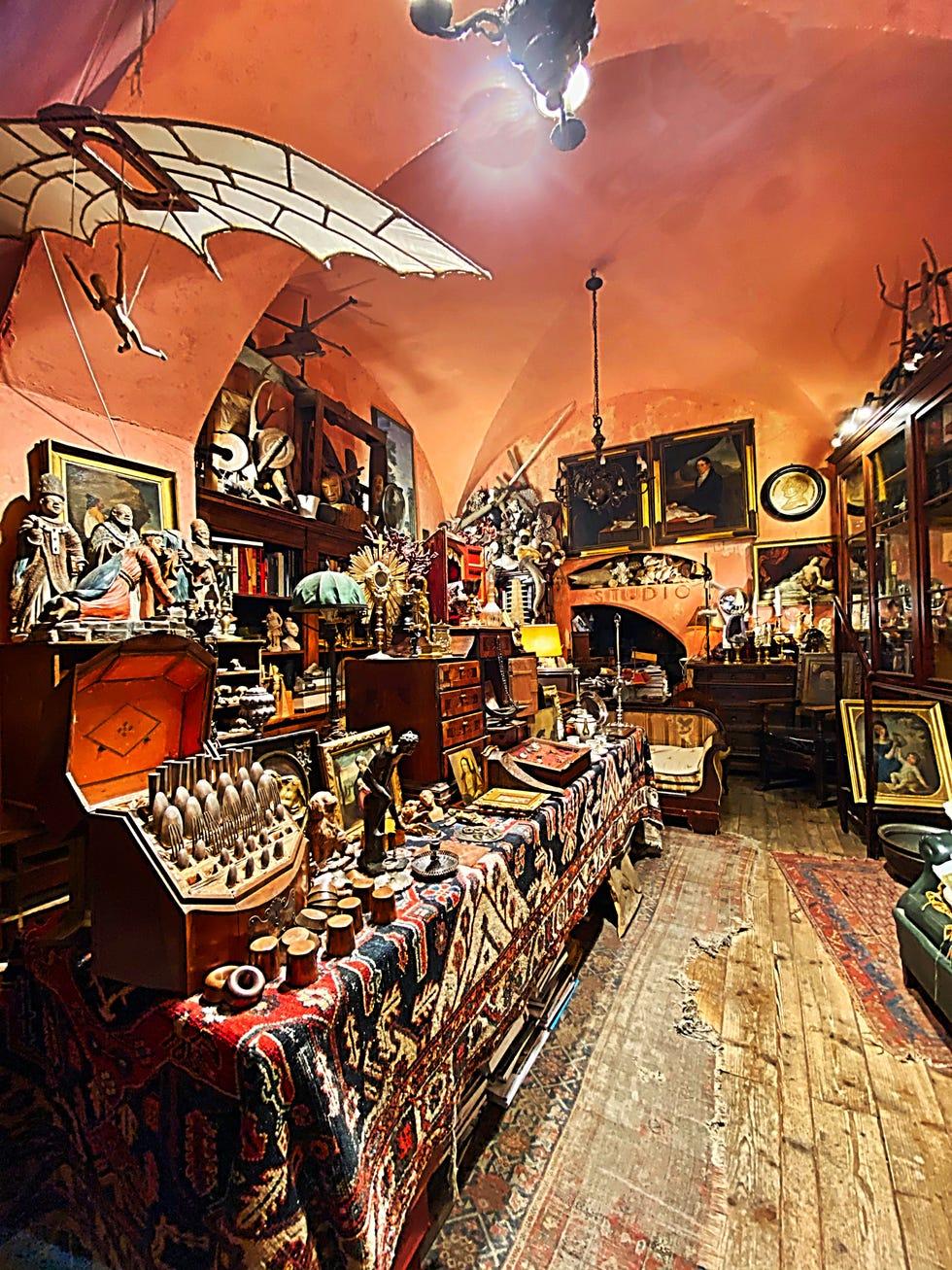 l'intérieur de l'antiquaire luca raspini