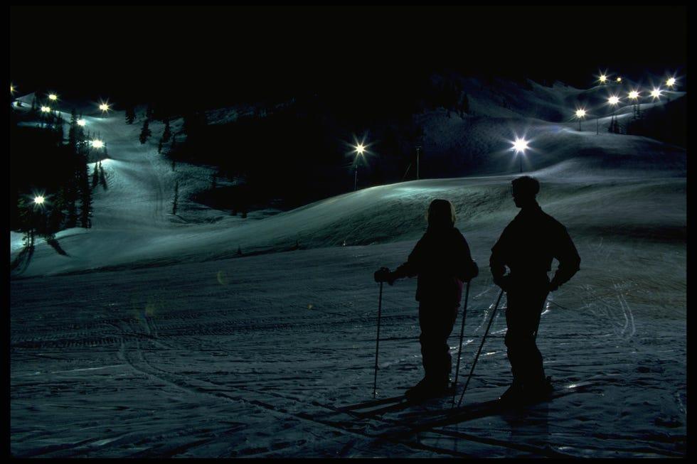 skieurs nocturnes à Snoqualmie, Washington