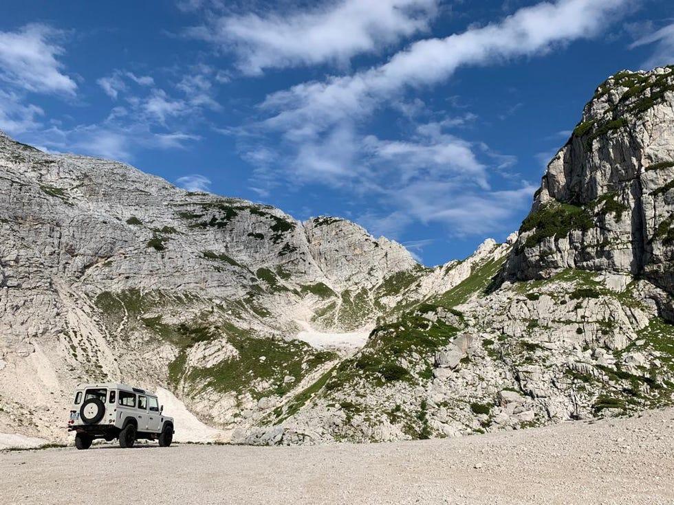 Formations montagneuses, Montagne, Phénomène géologique, Col de montagne, Roche, Chaîne de montagnes, Véhicule de luxe, Ciel, Véhicule, Alpes, 
