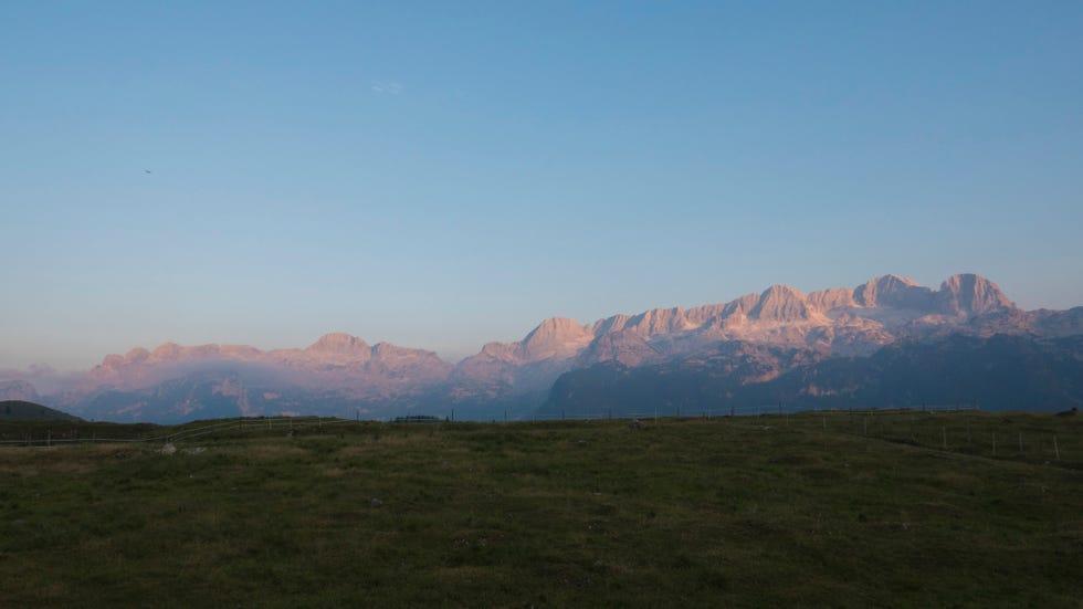 Formations montagneuses, Montagne, Haut plateau, Chaîne de montagnes, Ciel, Crête, Colline, Phénomène atmosphérique, Terres sauvages, Sommet, 