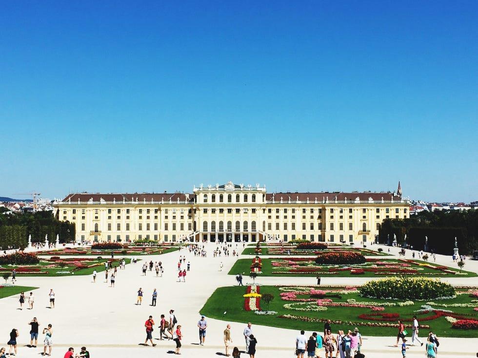 Groupe de personnes devant le Palais de Schönbrunn