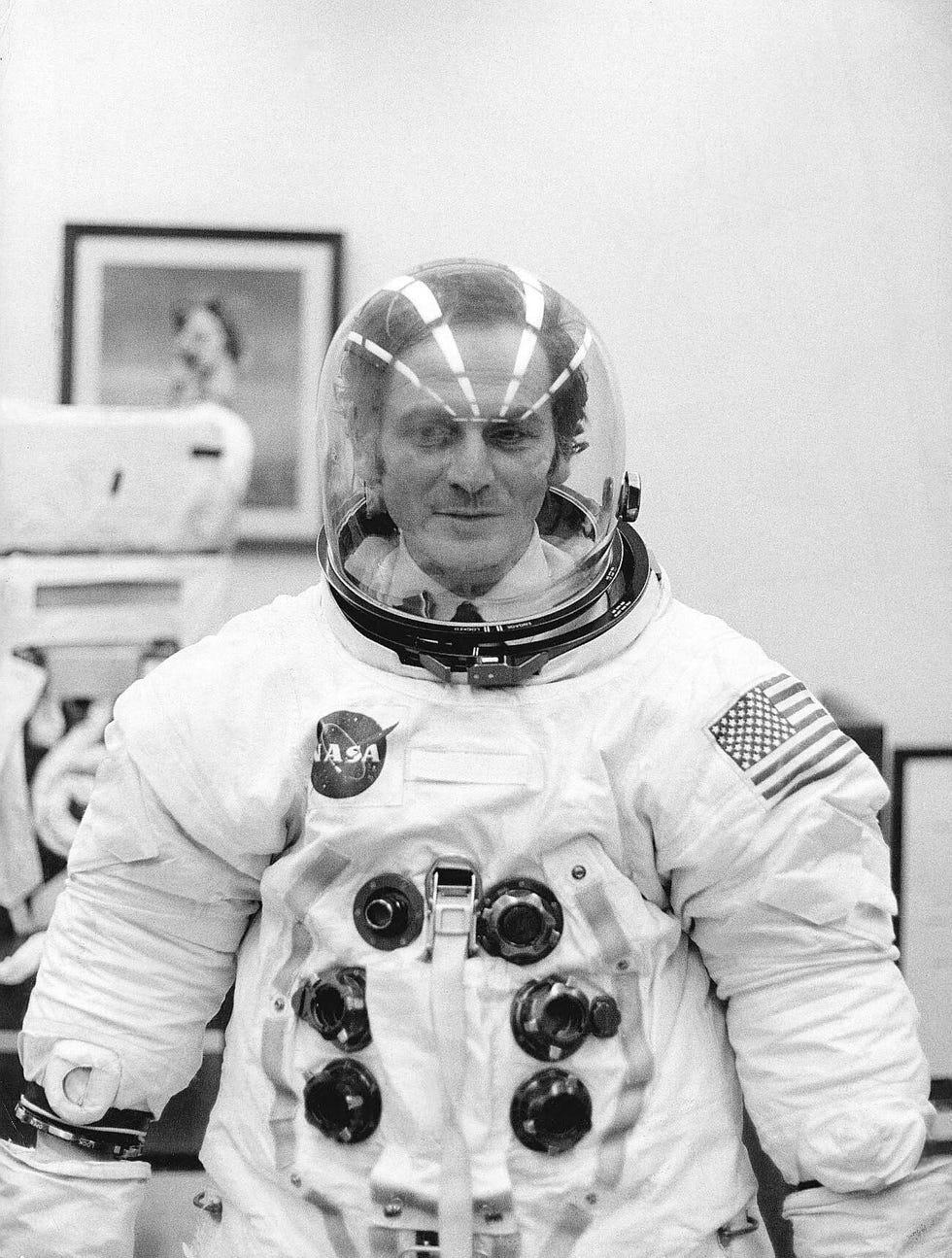 pierre cardin portant la combinaison de neil armstrong il est le seul civil à avoir ce privilège