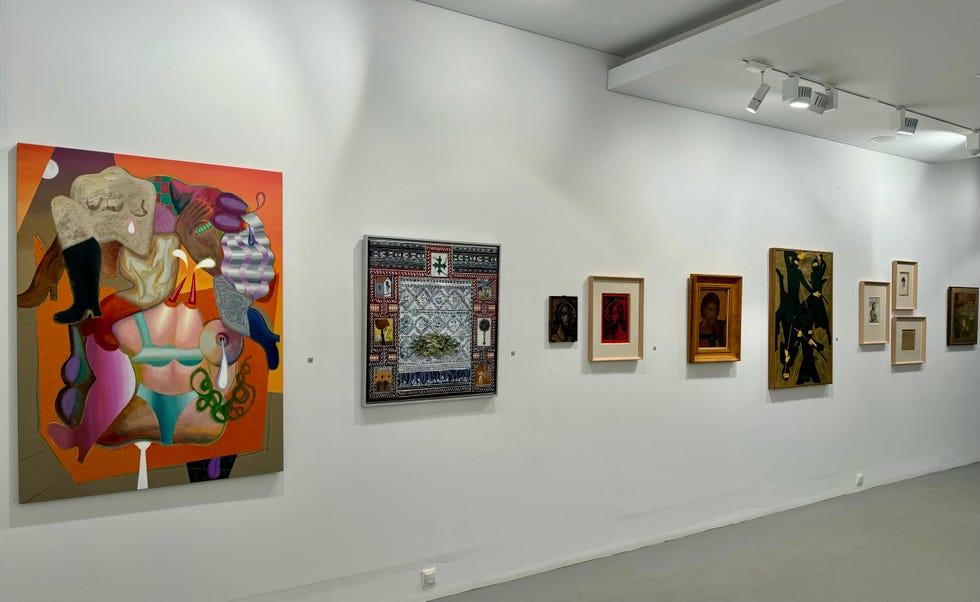 un mur avec de l'art dessus