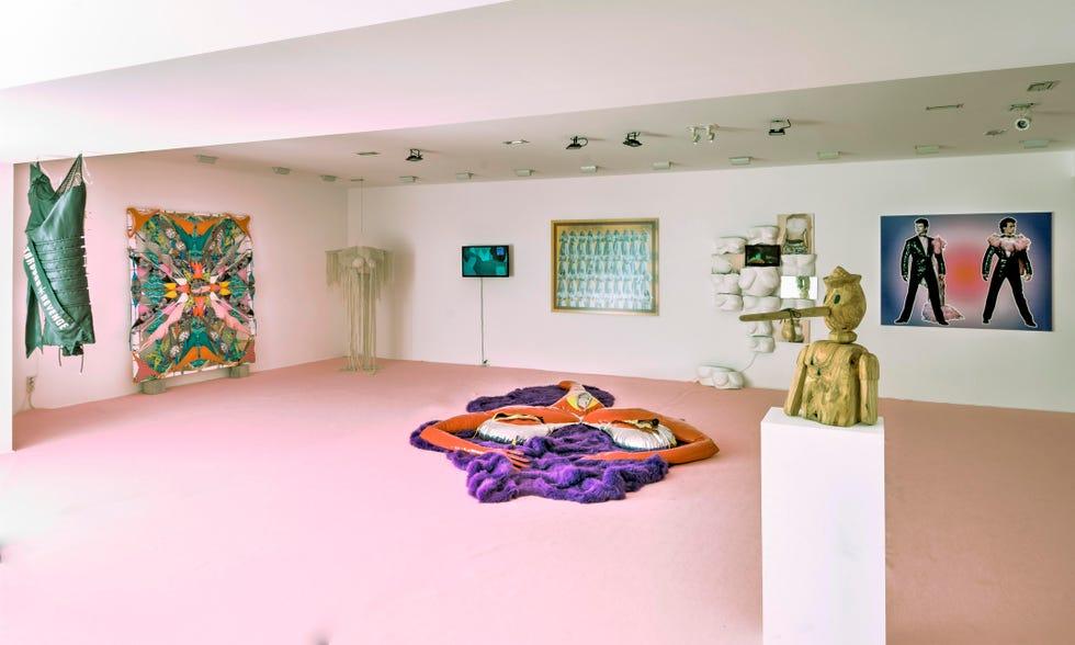 une salle avec de l'art sur les murs