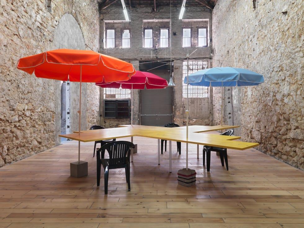 une table avec des parasols dessus
