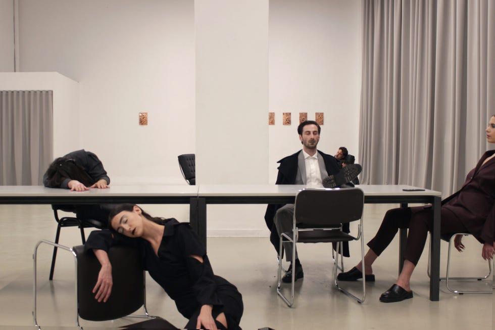 un groupe de personnes assises autour d'une table