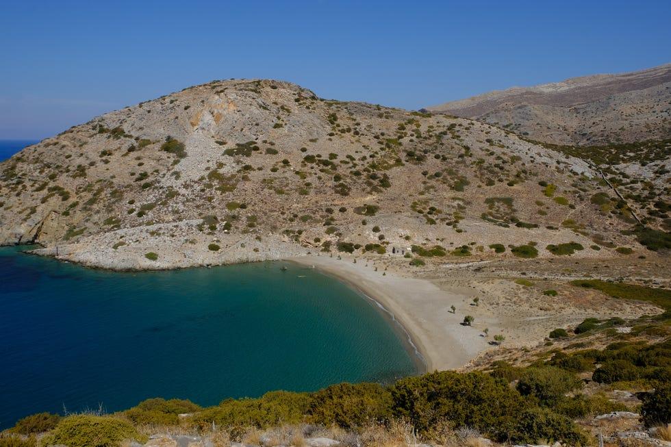 île de Syros en Grèce, panorama de la plage de Varvarousa avec sable, terre et mer