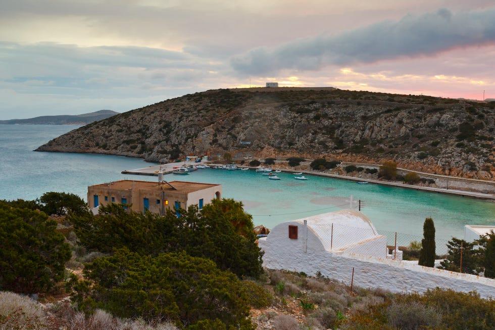 port du village d'Agios Georgios sur l'île d'Iraklia en Grèce