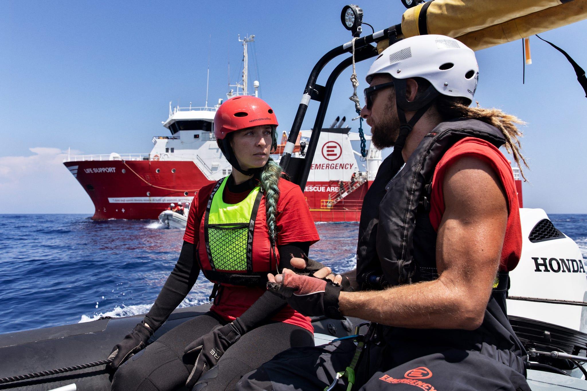 Emergency: Aboard Emergency's Life Support Ship