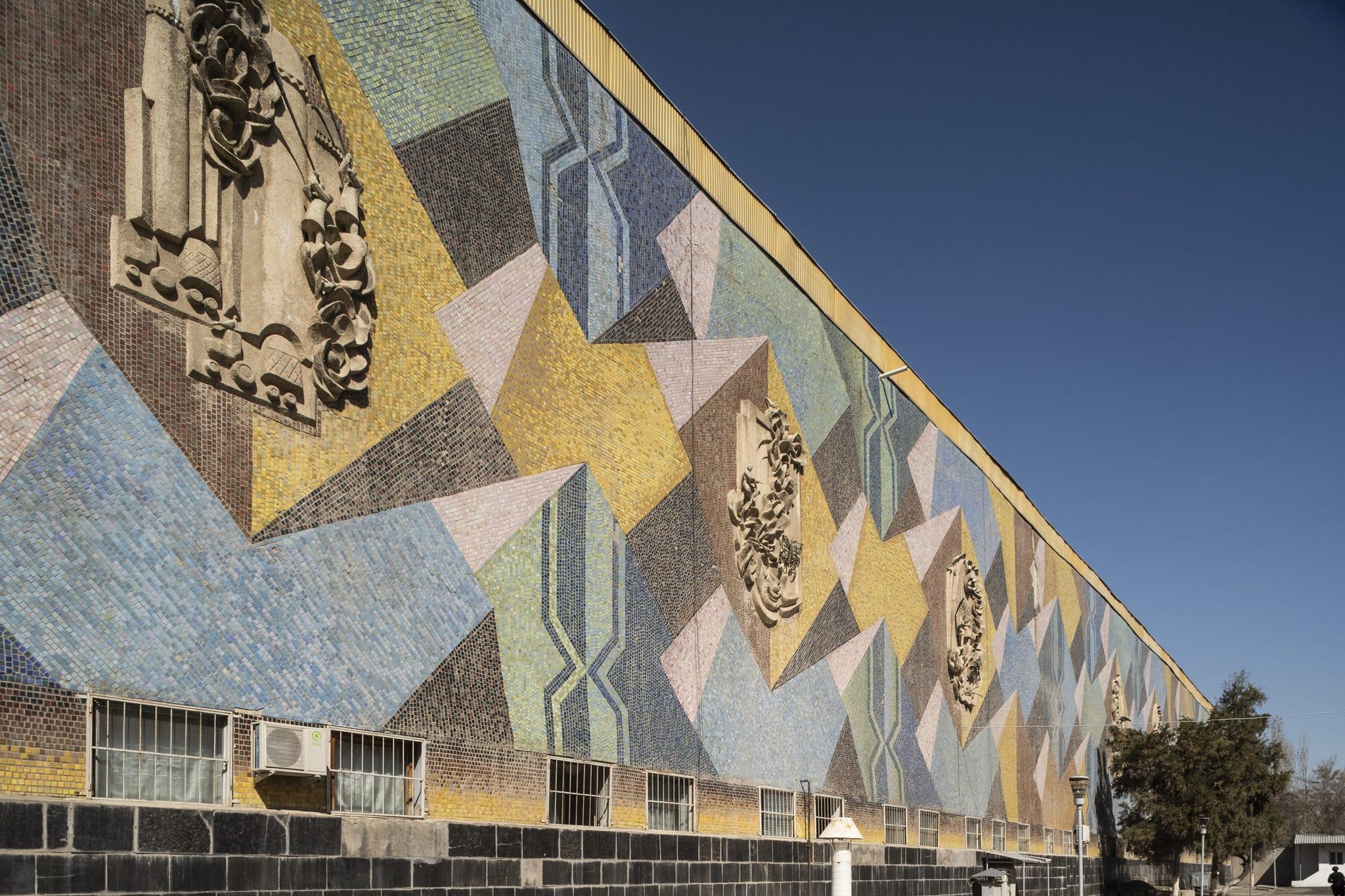 un bâtiment avec une grande fresque sur le côté