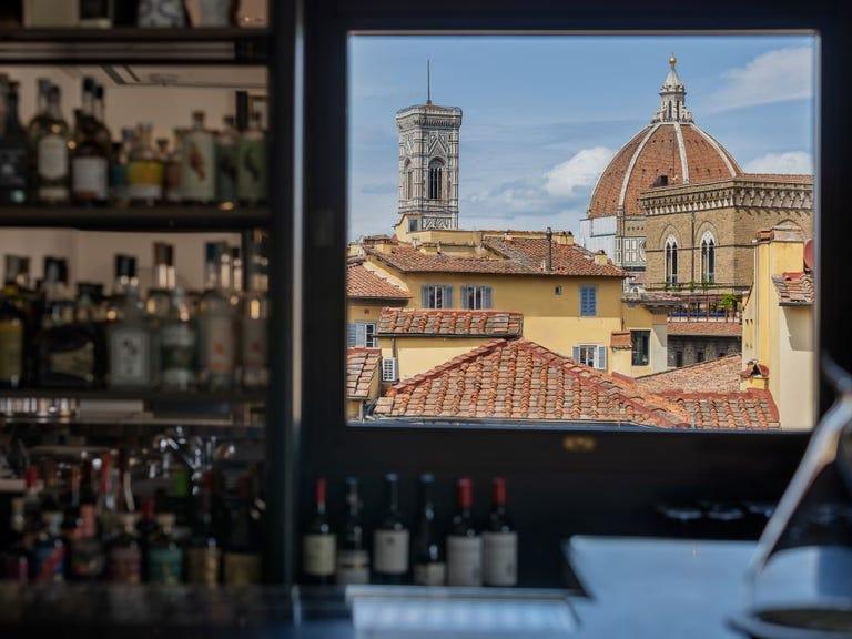 vue du paysage de Florence à travers la fenêtre d'un bar mettant en avant des bâtiments historiques