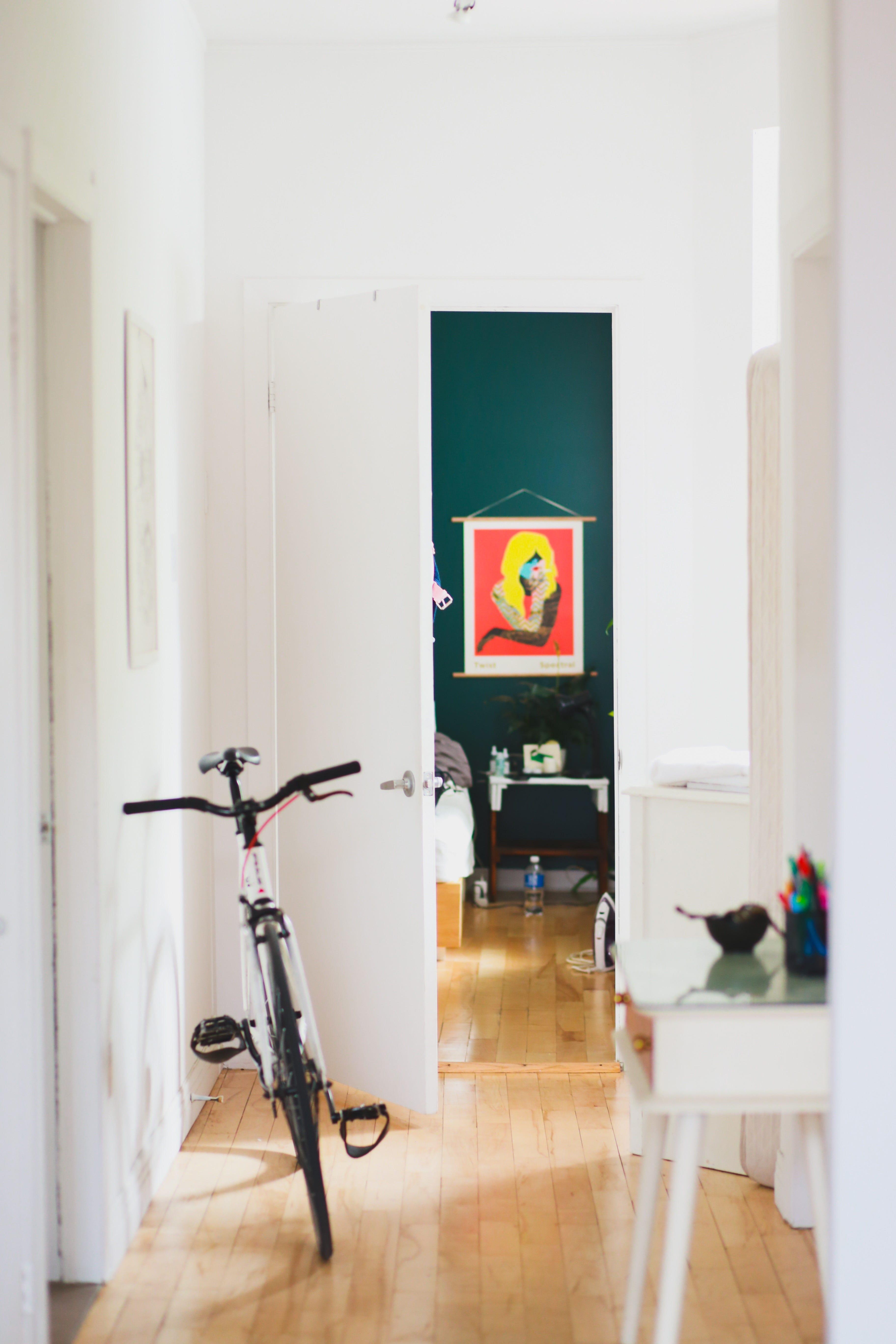Chambre, Sol, Mur, Jaune, Design d'intérieur, Mobilier, Revêtement de sol, Maison, Bâtiment, Bois, 