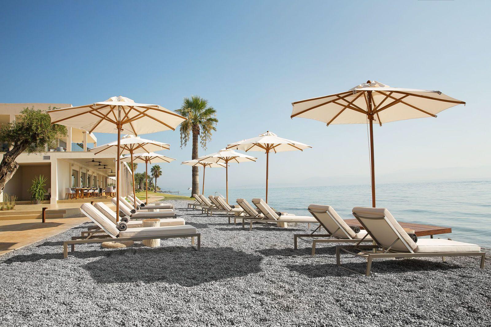 Vacances, Chaise longue, Propriété, Plage, Complexe, Mer, Mobilier, Rivage, Été, Mobilier d'extérieur, 