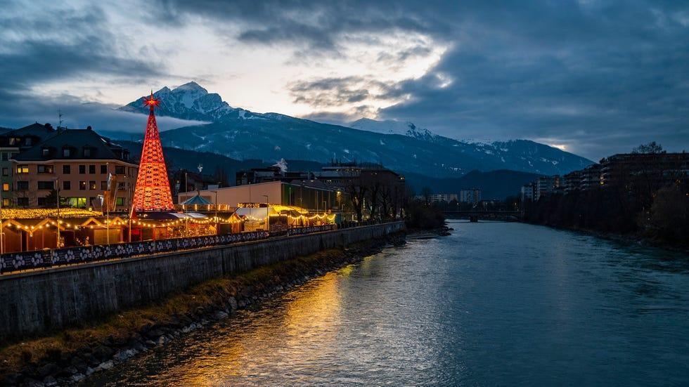 marché de noël à côté de la rivière inn à innsbruck