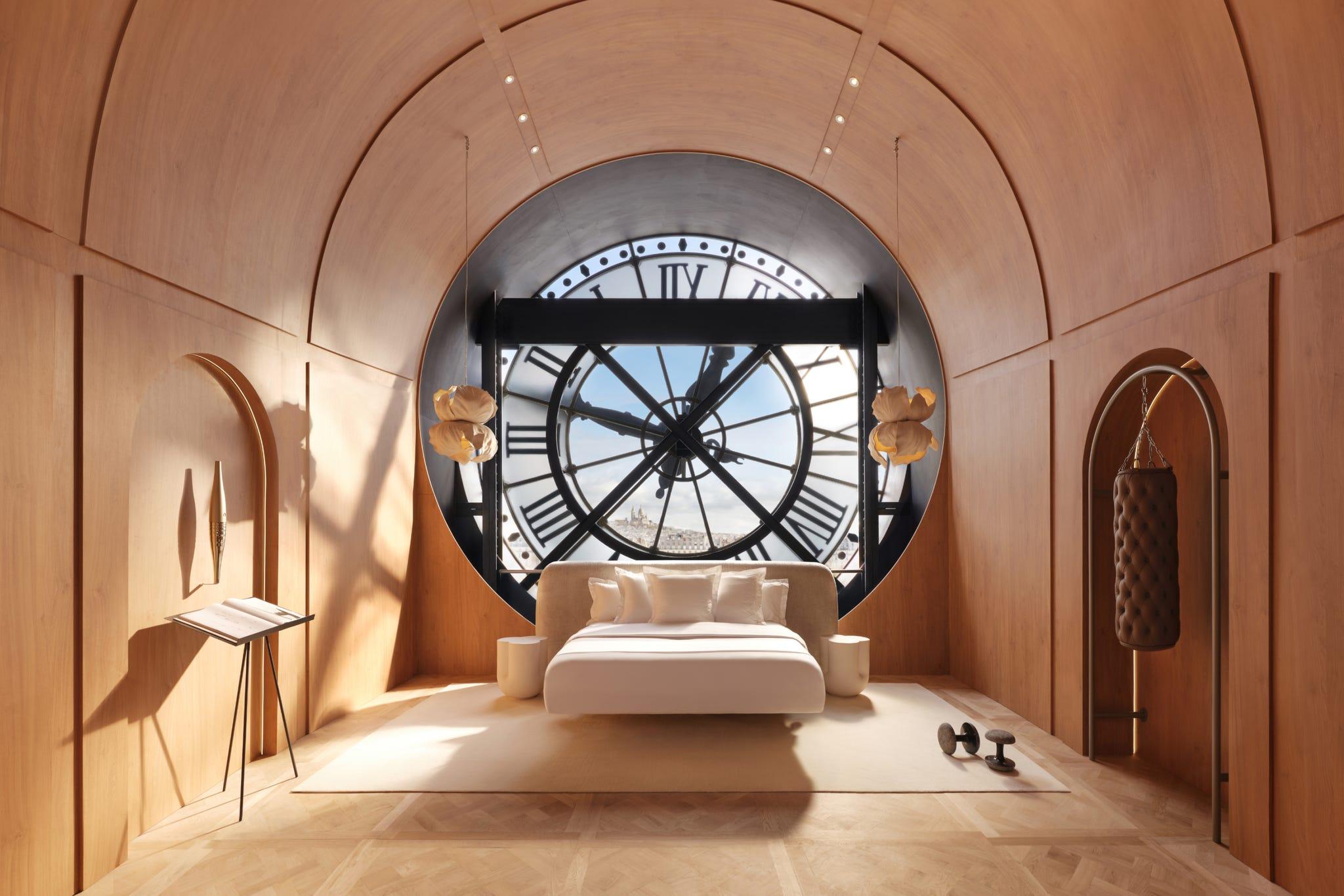 une horloge dans une pièce