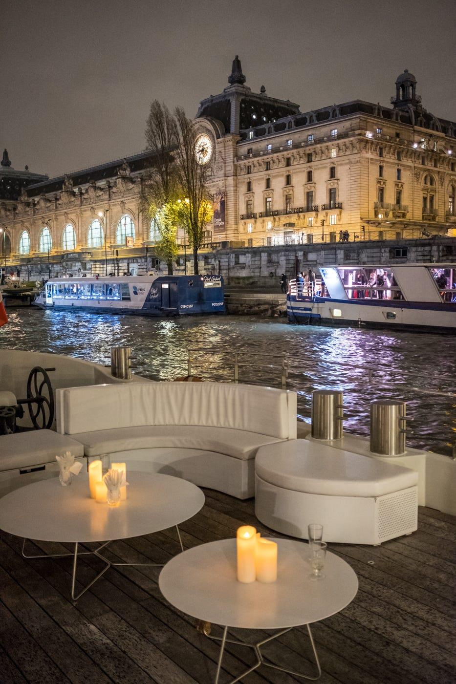 aperitivo sur la seine en bateau mouche avec le musée d'orsay en arrière-plan