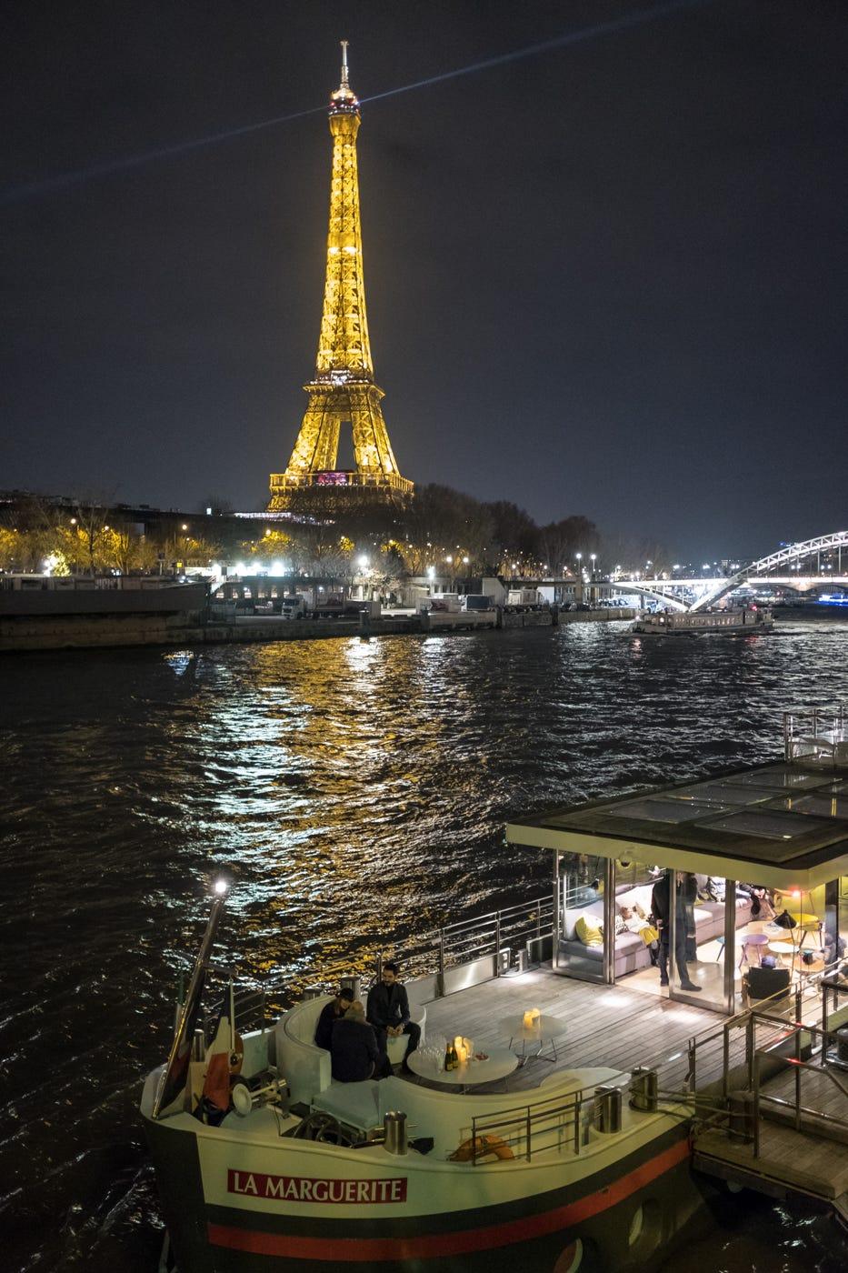 aperitivo sur la seine en bateau mouche la tour eiffel en arrière-plan depuis le point de départ du bateau