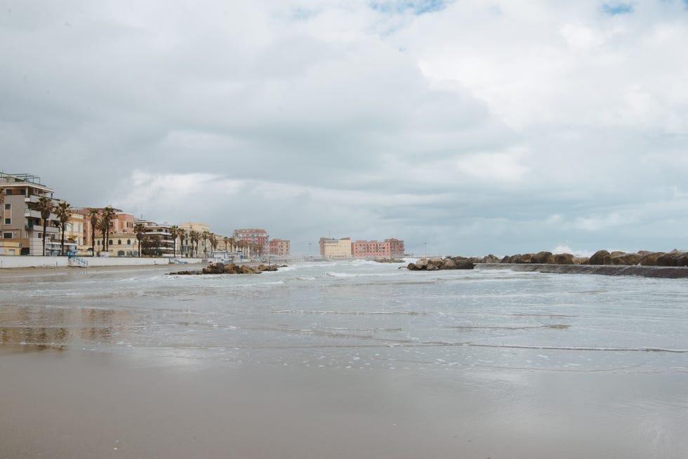 rangée de bâtiments sur la côte par un jour nuageux, Anzio, Italie
