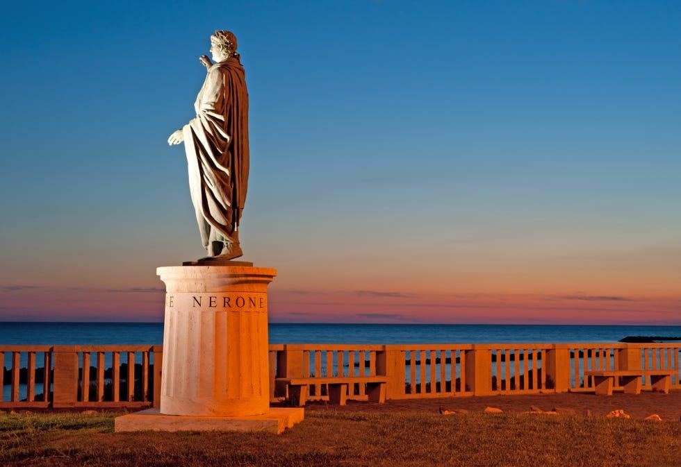 statue de Néron vue de nuit