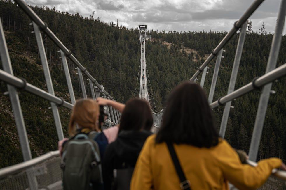 Dolní Morava, République tchèque - le 9 mai, des visiteurs marchent sur le Sky Bridge 721, le plus long pont piéton suspendu au monde à Dolní Morava, République tchèque le 9 mai 2022. Sky Bridge 721, le plus long pont piéton du monde avec une longueur de 721 mètres et une hauteur de 95 mètres au-dessus du sol, se situe dans la région de Pardubice, une pause entre les montagnes des Aigles et le Jesenice. Photo par Lukas Kabonanadolu Agency via Getty Images